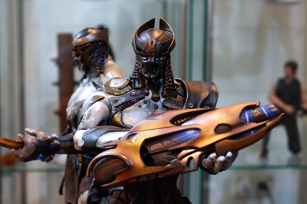 The Chitauri Commander and Foot Soldier 1/6th Scale Figures by Hot Toys!