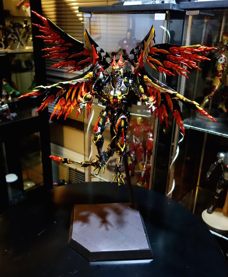 Bahamut with the Hot Toys Dynamic Stand