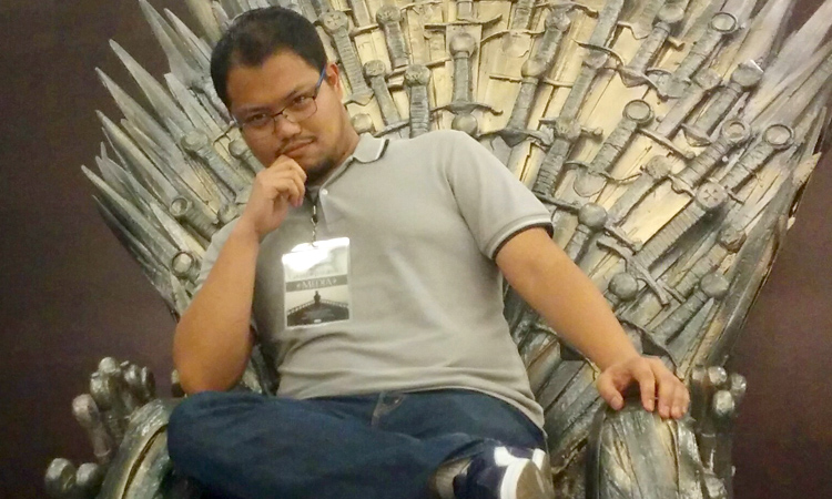 Furniture hunting! Hehehe! Check the Iron Throne at Fully Booked BGC, guys!