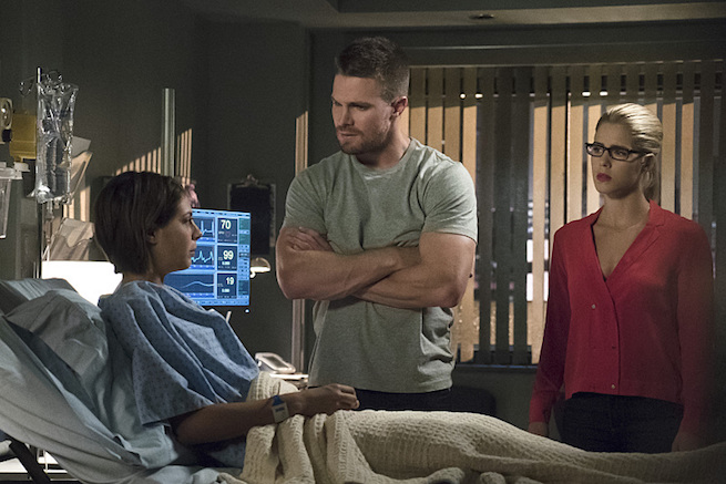 Arrow -- "Haunted" -- Image AR404A_0029b -- Pictured (L-R): Willa Holland as Thea Queen, Stephen Amell as Oliver Queen and Emily Bett Rickards as Felicity Smoak -- Photo: Katie Yu/ The CW -- ÃÂ© 2015 The CW Network, LLC. All Rights Reserved.