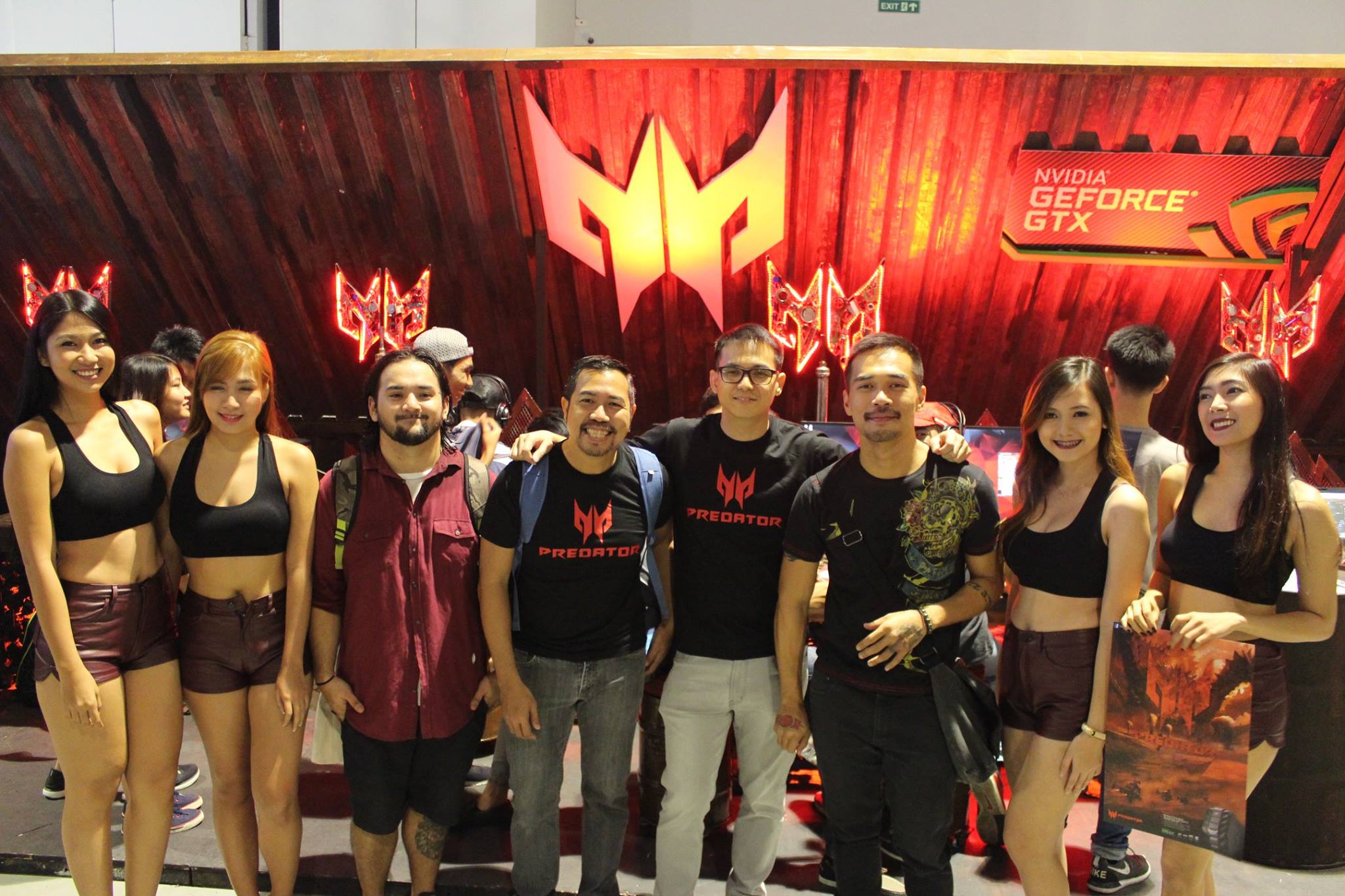 Kjwan poses at the Predator booth with the lovely booth babes!