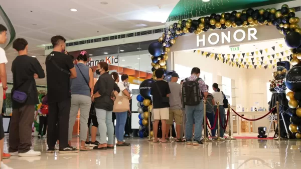 Big Crowd at HONOR Experience Store in SM Mall of Asia