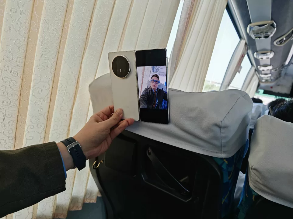 HONOR Magic V6 showcases upgraded steel hinges and 4-in-1 display technology