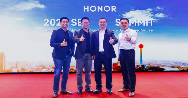 Main KV – HONOR Philippines Vice President Stephen Cheng, Country Manager Sean Yuan, and GTM Director Steven Yan with CEO of HONOR Southeast Asia Business Department George Zheng